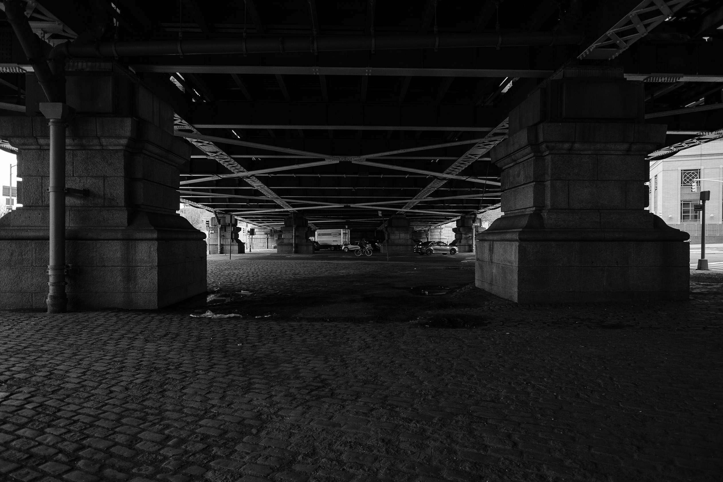 under-the-manhattan-bridge-black-and-white-zach-barocas-photography